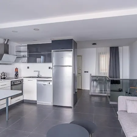 Specialy Designed, 3 Bedroom With Shared Pool شقة
